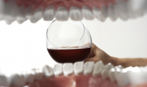 تاثیر نوشیدنی الکلی بر دندان